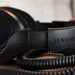 Los auriculares cableados cerrados son una gran opción para esuchar música sin pérdida y sin interrupciones