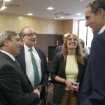 Los consejeros Sanz Merino y Rocío Lucas momentos antes de la clausura de la asamblea de la patronal del transporte (Fecylbus)