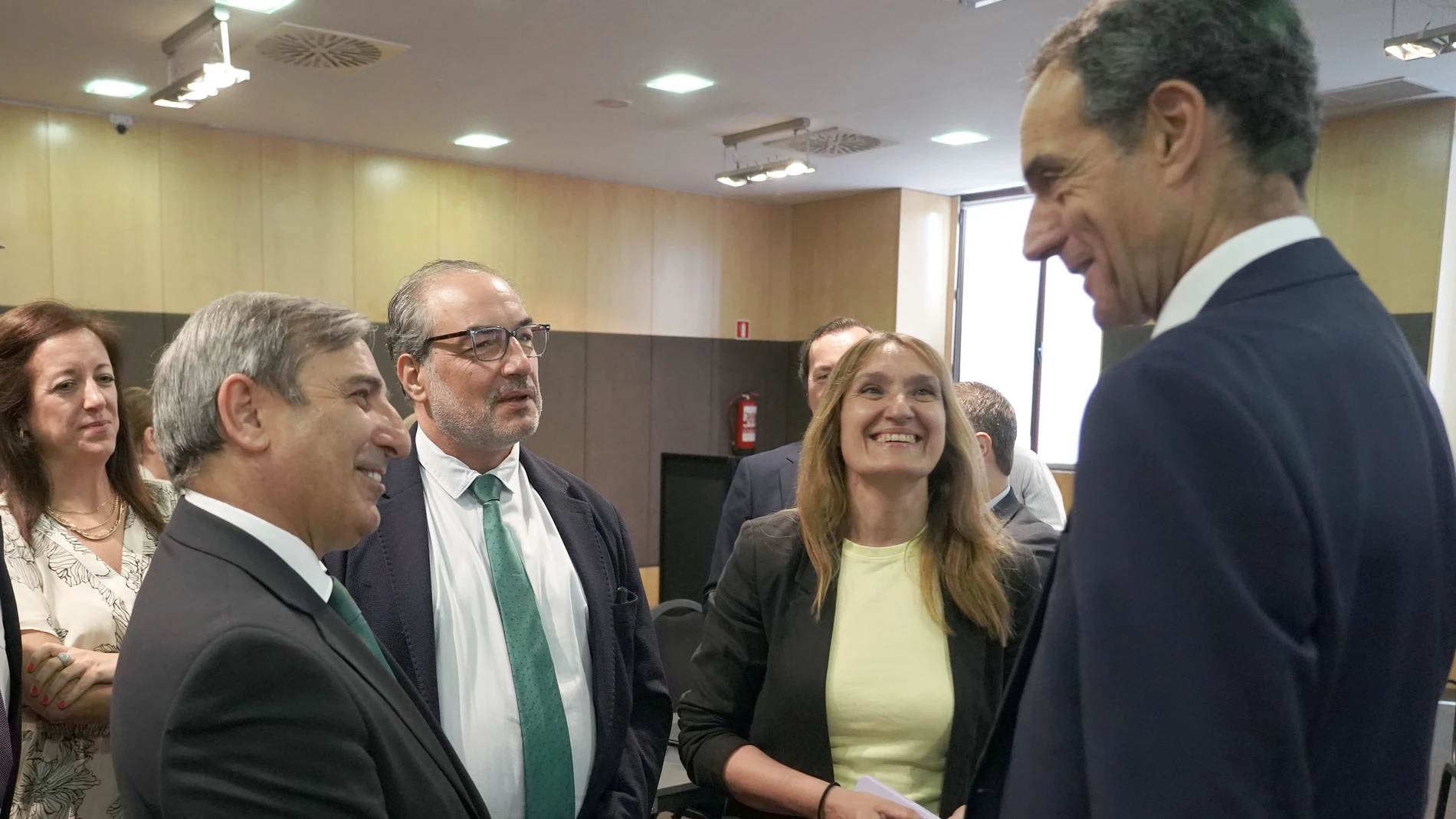 Los consejeros Sanz Merino y Rocío Lucas momentos antes de la clausura de la asamblea de la patronal del transporte (Fecylbus)