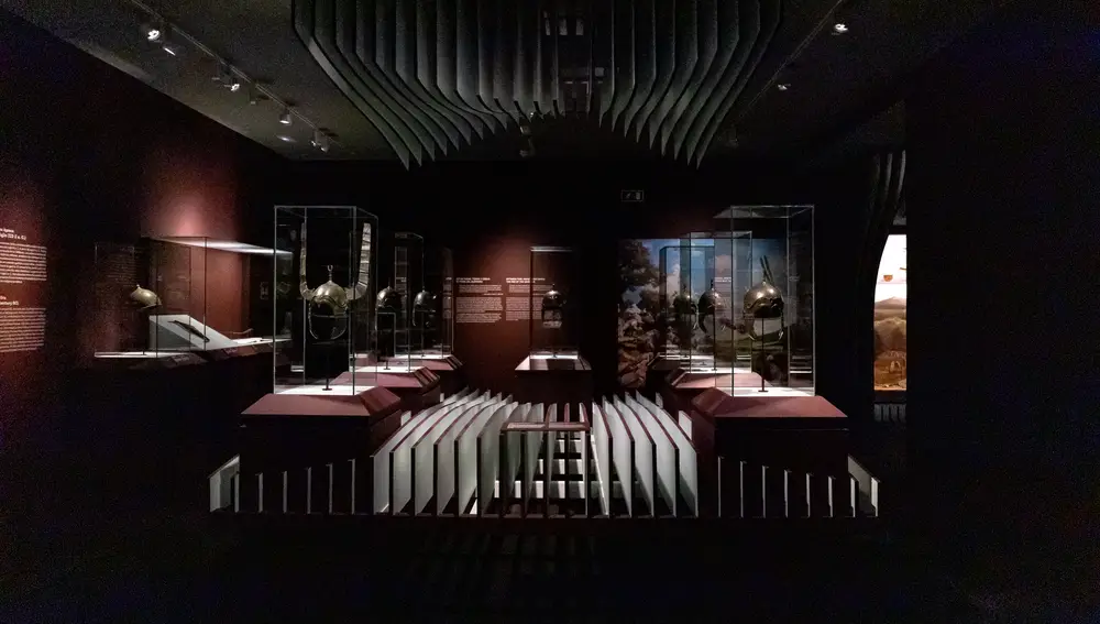 La sala de la exposición en la que se reúnen la mayoría de los cascos del recorrido
