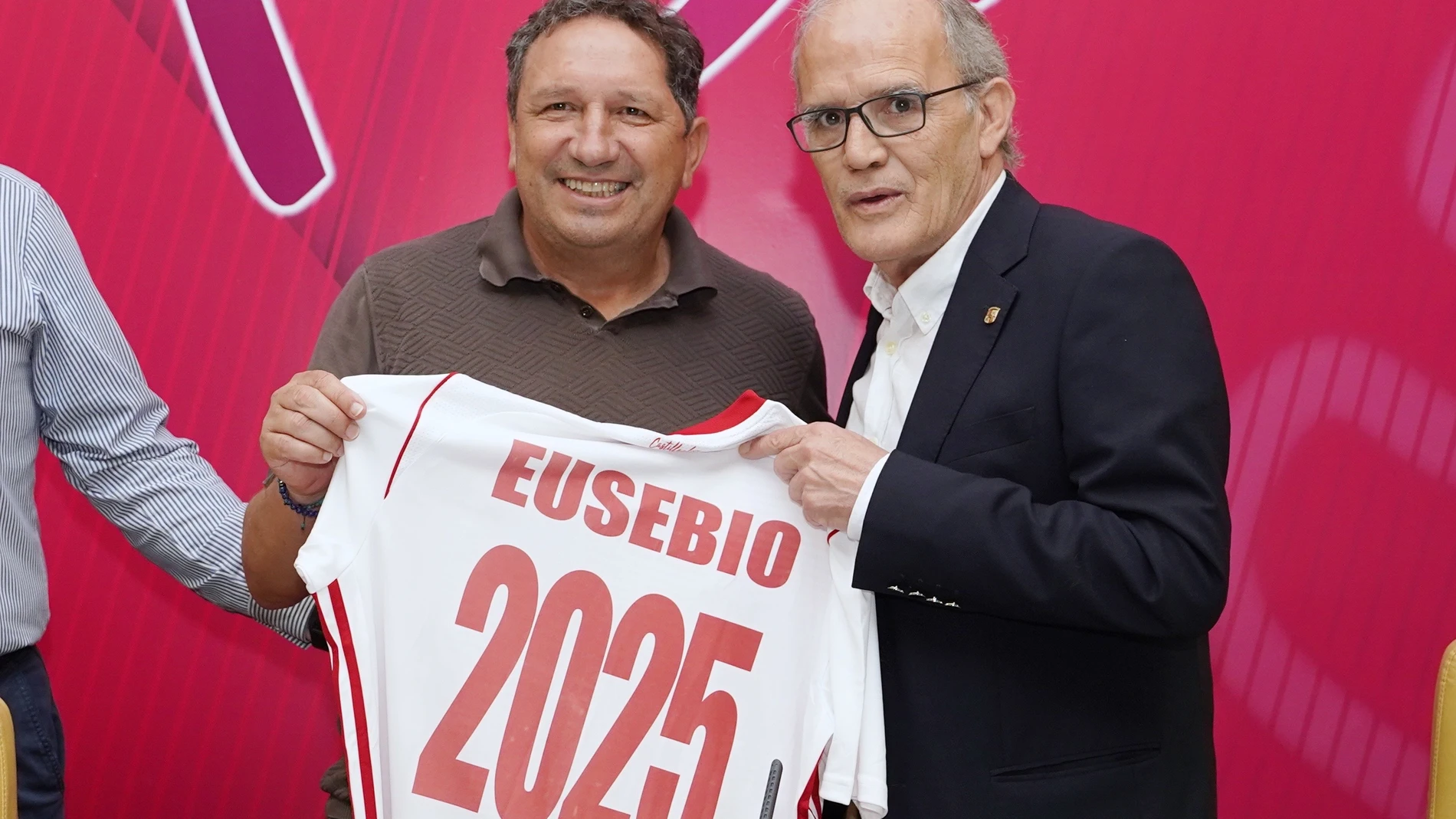 VALLADOLID (ESPAÑA), 23/06/2025.- Eusebio Sacristán (i) vuelve a los banquillos como entrenador de la selección UEFA Castilla y León, seis años después de dejar el del Girona y cinco de un grave accidente que le ocasionó daños cerebrales, con ganas de volver a demostrar su capacidad y convencido de que tiene "mucho fútbol dentro" .EFE/Nacho Gallego