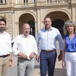 El portavoz del Grupo Popular en la Comisión de Transportes y Movilidad Sostenible en el Congreso, Héctor Palencia, atiende a los medios en Zamora, junto al presidente provincial del PP, José María Barrios, y los diputados Elvira Velasco y Óscar Ramajo