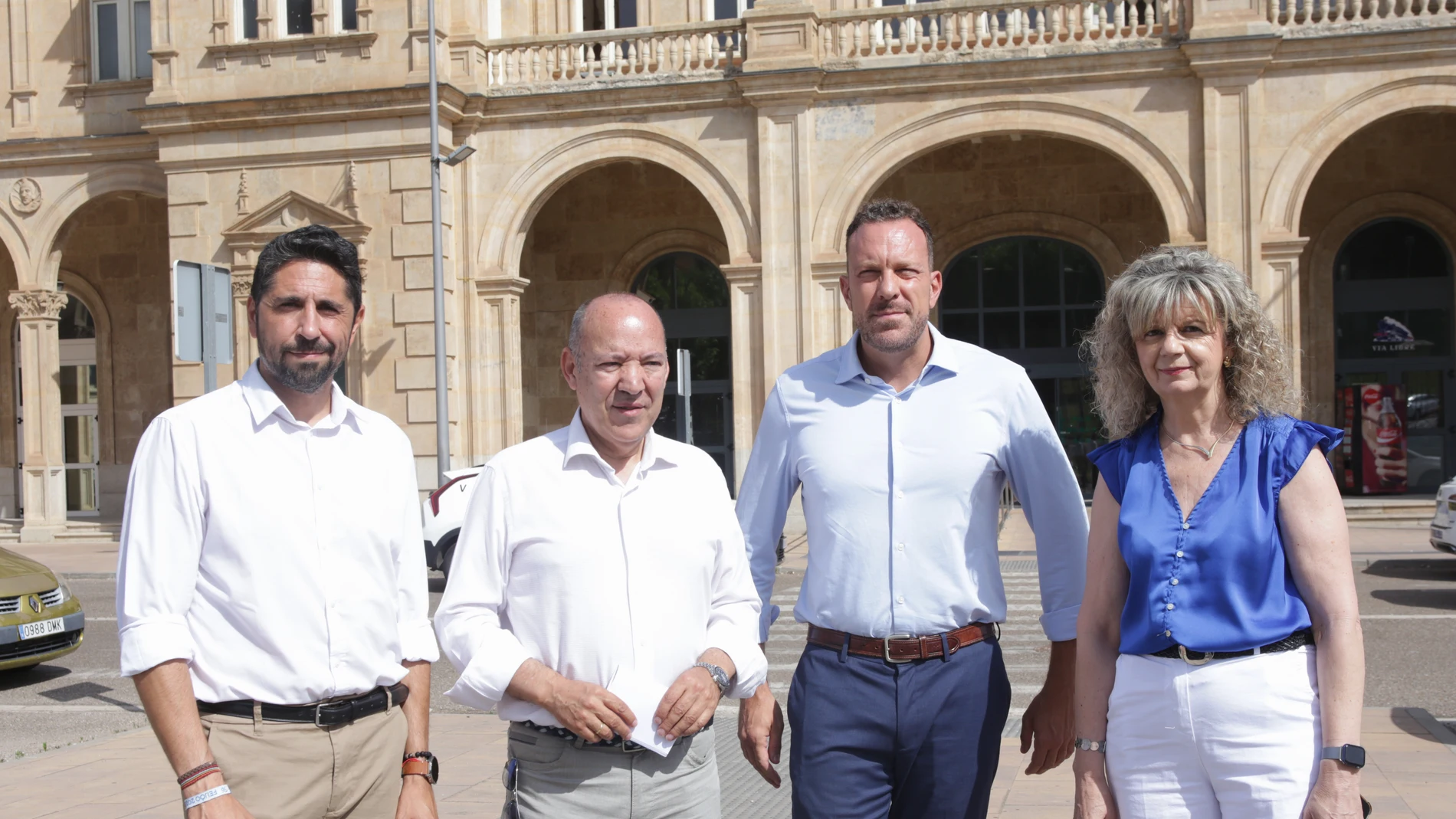 El portavoz del Grupo Popular en la Comisión de Transportes y Movilidad Sostenible en el Congreso, Héctor Palencia, atiende a los medios en Zamora, junto al presidente provincial del PP, José María Barrios, y los diputados Elvira Velasco y Óscar Ramajo
