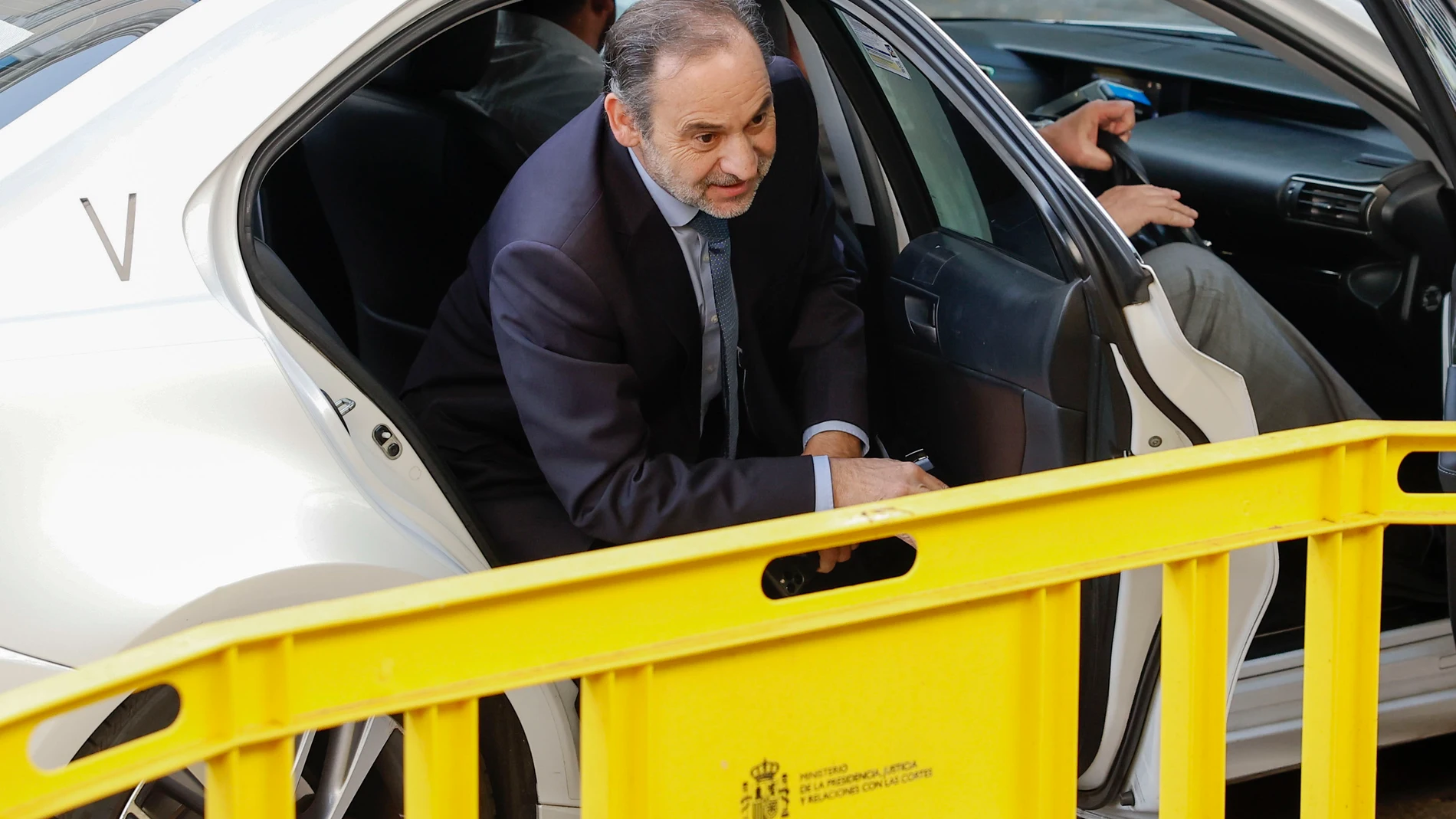 MADRID, 23/06/2025.- El exministro de Transportes, José Luis Ábalos, a su llegada al Tribunal Supremo en Madrid, este lunes. El juez del Tribunal Supremo Leopoldo Puente interroga este lunes al exministro de Transportes José Luis Ábalos y a quien fuese su más estrecho asesor, Koldo García, tras el avance de su investigación, que ha escalado ya al presunto reparto de mordidas por posibles adjudicaciones irregulares de obra pública. EFE/ Chema Moya