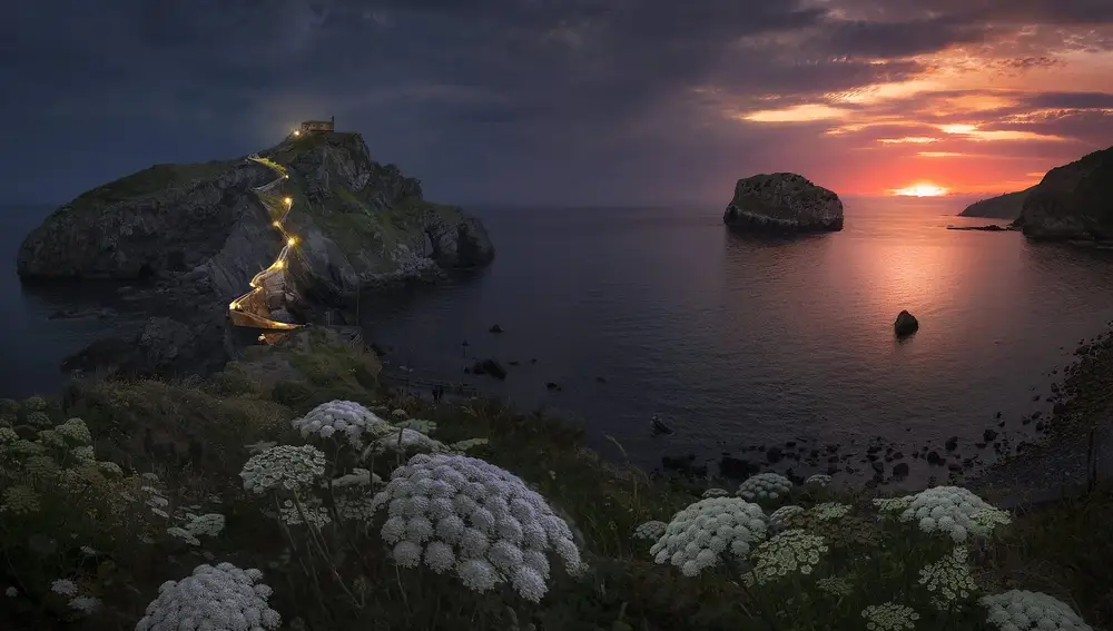 Las luces encendidas de Gaztelugatxe durante la noche de San Juan (por: Imanol Zuaznabar)