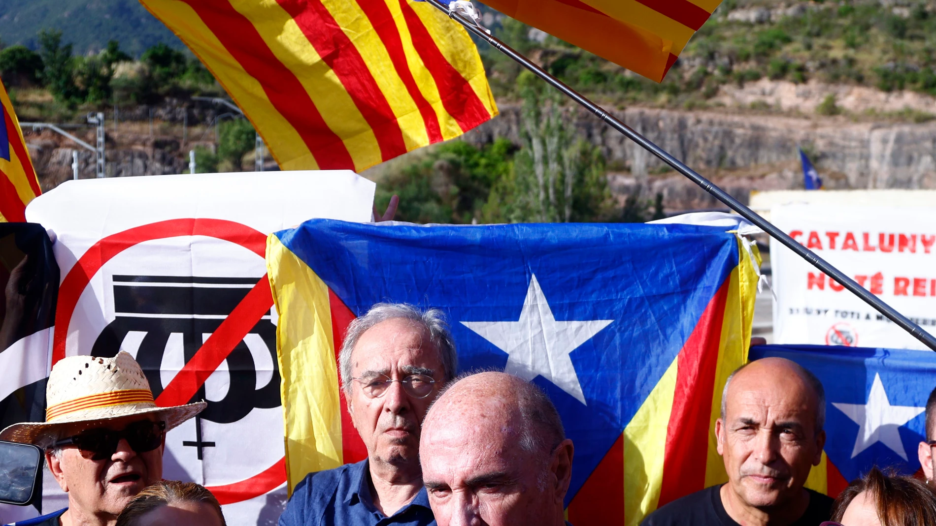 GRAFCAT9685. MONISTROL DE MONTSERRAT (BARCELONA) (ESPAÑA), 23/06/2025.- El presidente de la Asamblea Nacional Catalana (ANC), Lluís Llach (i), ha afirmado este lunes desde Monistrol de Montserrat (Barcelona), a los pies del monasterio benedictino, que si "España quiere este rey", en referencia a Felipe VI, "que se lo quede".El rey visita hoy lunes la abadía de Montserrat con motivo de la celebración del milenario de la fundación del monasterio, ante lo que la ANC ha convocado una "marcha demo...