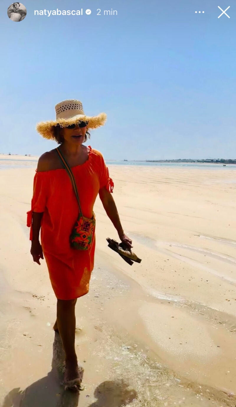 El look de Naty Abascal en la playa.