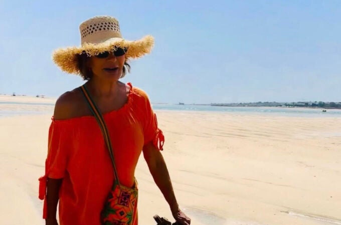 El look de Naty Abascal en la playa.