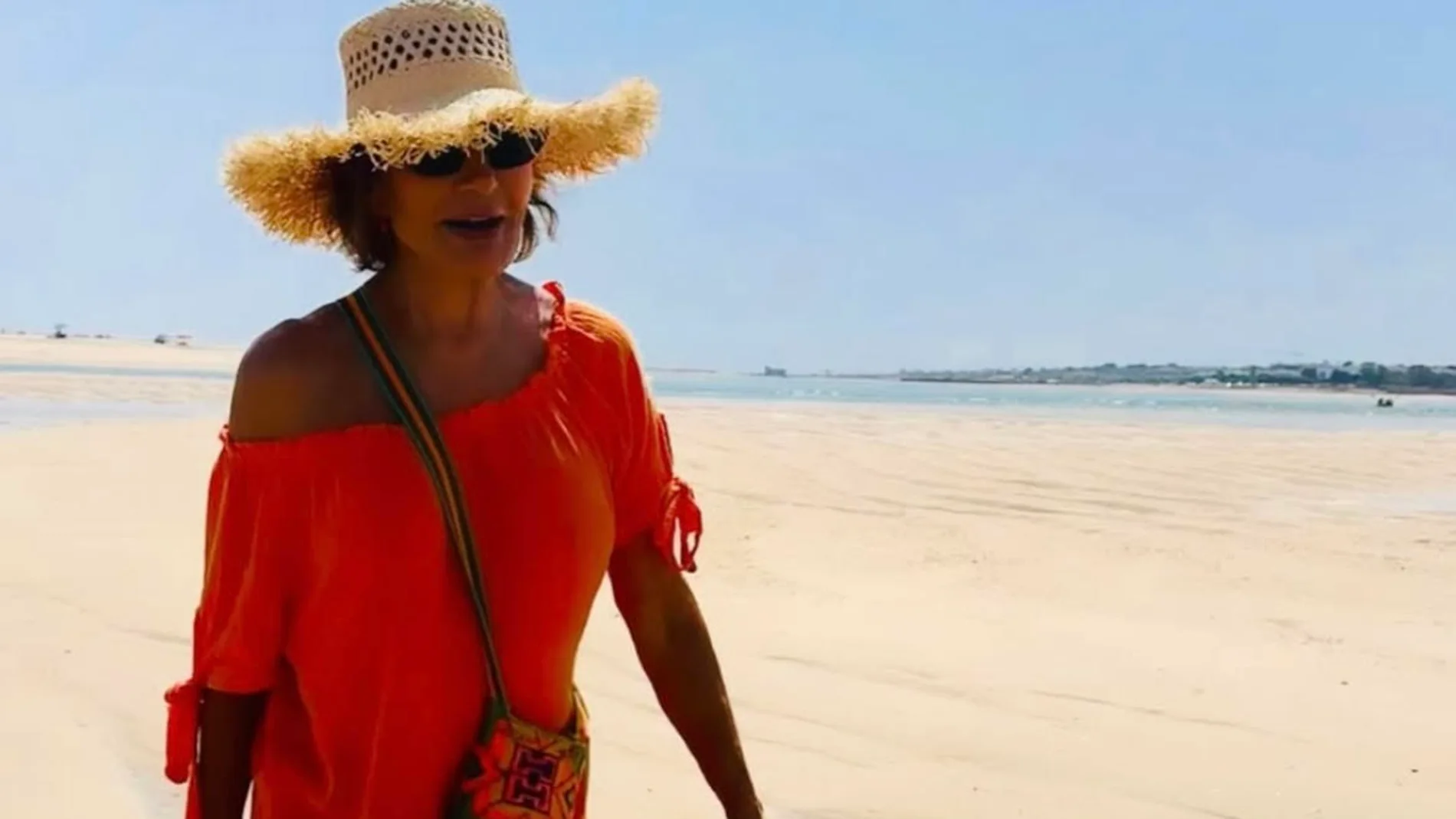 El look de Naty Abascal en la playa.