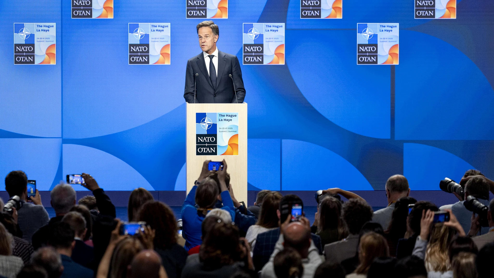 The Hague (Netherlands), 23/06/2025.- NATO Secretary General Mark Rutte (C) speaks during a press conference ahead of the NATO summit, in The Hague, the Netherlands, 23 June 2025. The Netherlands will host the NATO Summit at the World Forum in The Hague on 24 and 25 June, the first such summit to be held in the country. (Países Bajos; Holanda, La Haya) EFE/EPA/REMKO DE WAAL