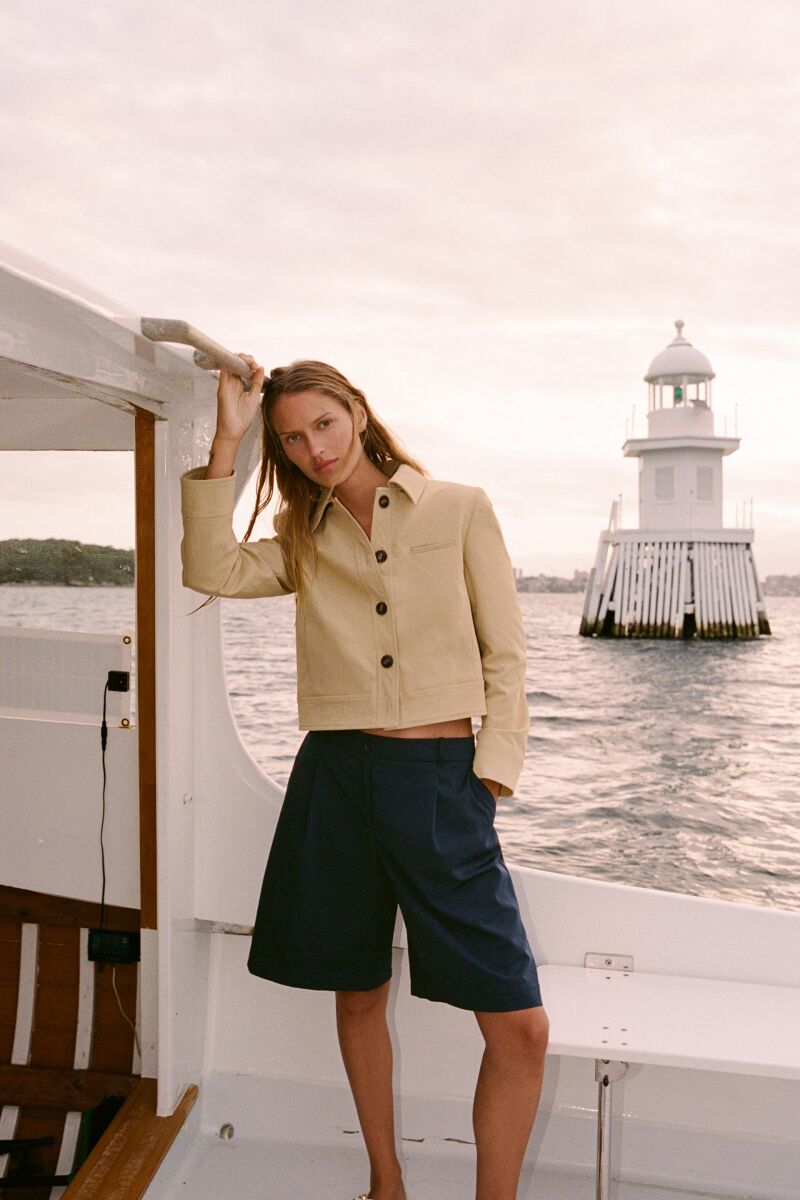 Bermudas azul marino estructuradas