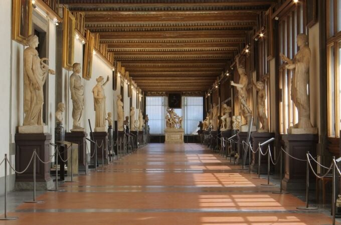 Galería Uffizi (Florencia) pone "límites" contra los selfies de visitantes tras dañar un turista una de las obras