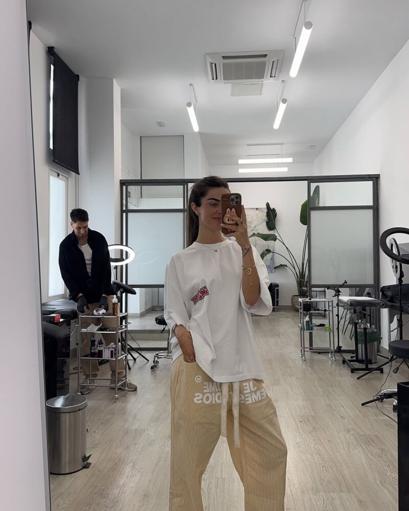 Violeta Mangriñán con pantalones pijameros.