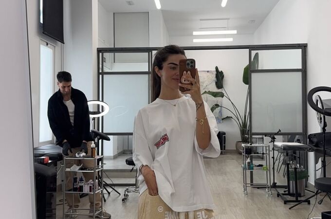 Violeta Mangriñán con pantalones pijameros.