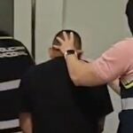 El detenido es conducido por agentes de la Policía Nacional