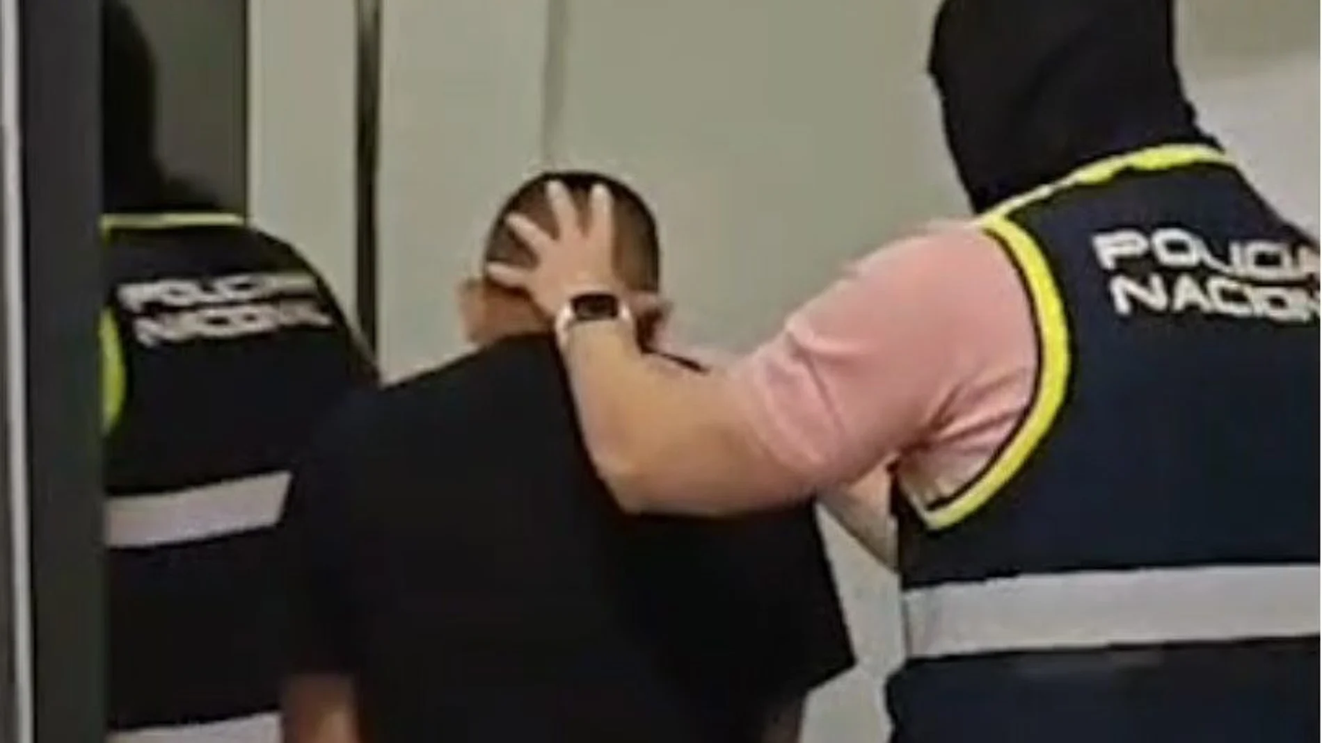 El detenido es conducido por agentes de la Policía Nacional