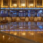 Economía/Bolsa.- El Ibex 35 cae un 0,08% y mantiene los 13.800 enteros tras el ataque de EEUU a Irán