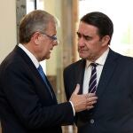 El consejero Juan Carlos Suárez-Quiñones conversa con el senador Antonio Silván