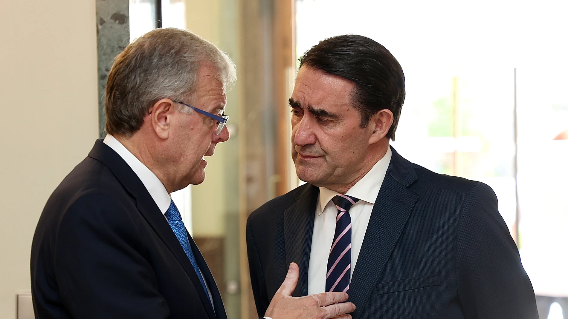 El consejero Juan Carlos Suárez-Quiñones conversa con el senador Antonio Silván