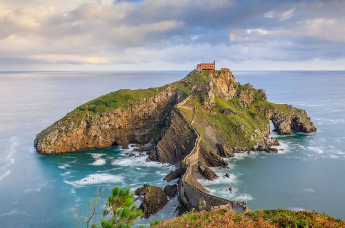 La isla vasca donde se rodó Juego de Tronos y se ilumina solo por San Juan