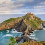 La isla vasca donde se rodó Juego de Tronos y se ilumina solo por San Juan