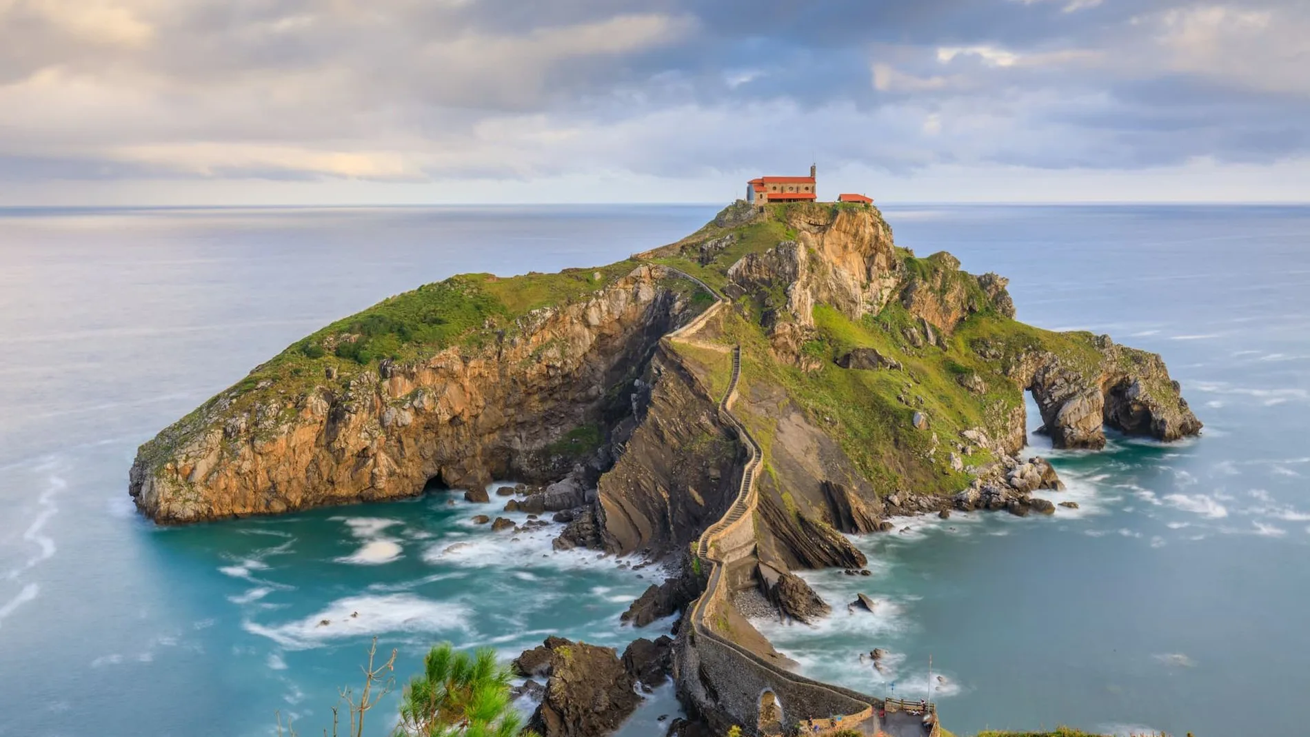 La isla vasca donde se rodó Juego de Tronos y se ilumina solo por San Juan