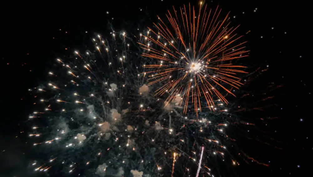 Fuegos artificiales durante la noche de Sant Joan