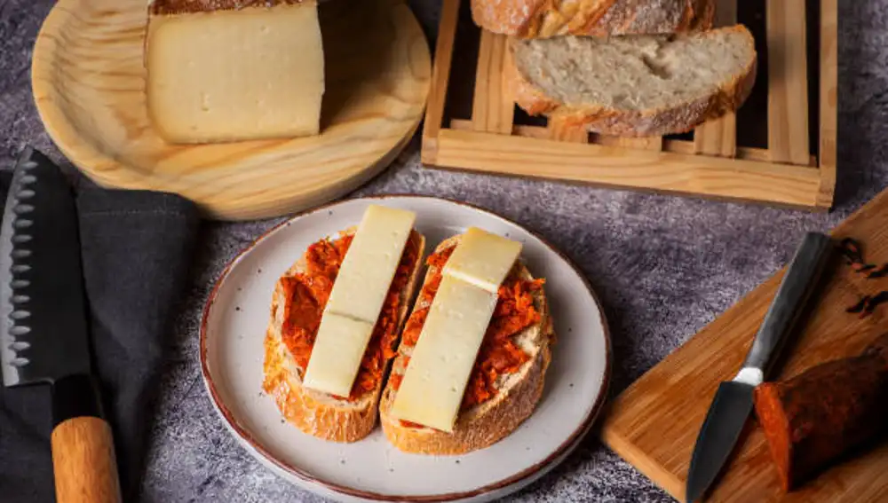 Pan con queso y sobrasada, un manjar típico de las islas