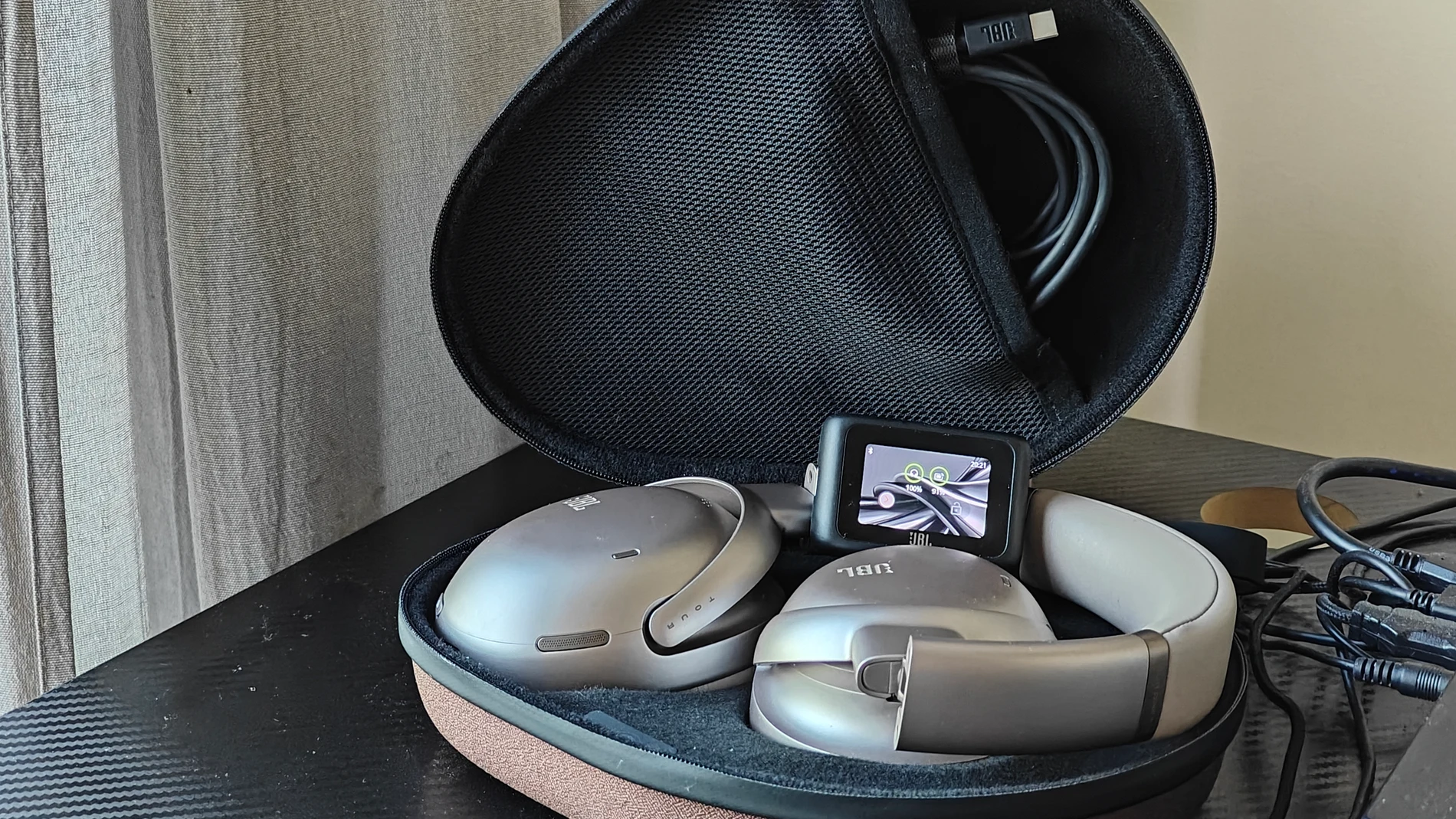 JBL Tour One M3, un ejemplo perfecto de auriculares inalámbricos premium