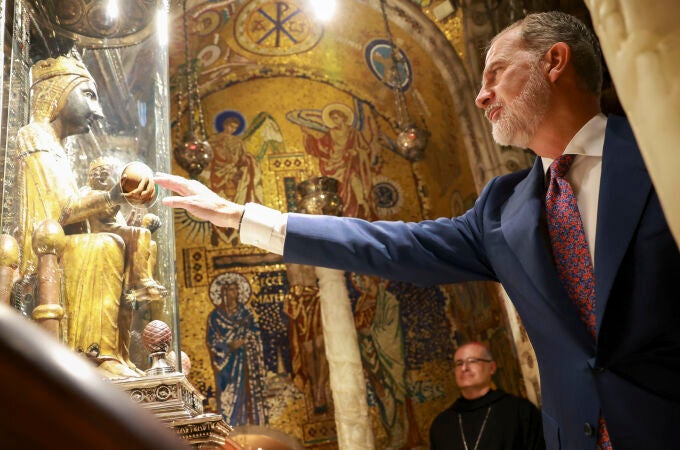 Los reyes visitan la abadía de Montserrat