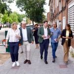 Mañueco visita el barrio de Pajarillos en Valladolid junto al alcalde Jesús Julio Carnero y las consejeras Isabel Blanco y Rocío Lucas