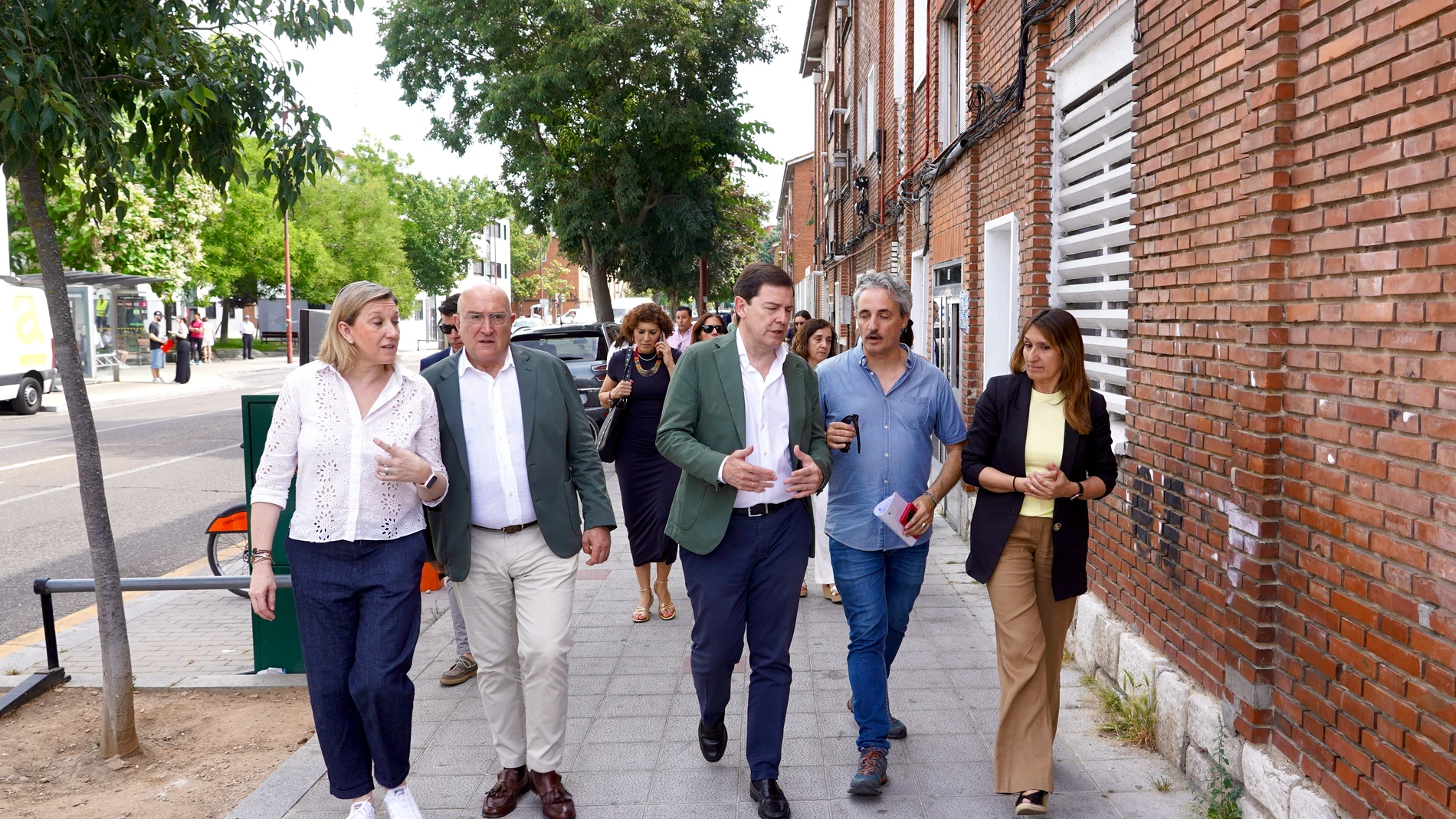 Mañueco visita el barrio de Pajarillos en Valladolid junto al alcalde Jesús Julio Carnero y las consejeras Isabel Blanco y Rocío Lucas