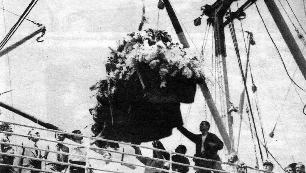 El féretro con los restos de Carlos Gardel arribando a Buenos Aires