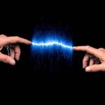 Qué significa cuando una persona te da calambre al tocarte, según la ciencia 