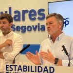 El secretario general del PPCyL, Francisco Vázquez, y procurador Javier Carpio valoran la bajada de impuestos de los gobiernos del PP