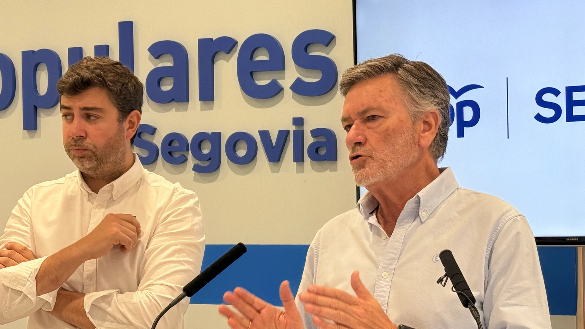 El secretario general del PPCyL, Francisco Vázquez, y procurador Javier Carpio valoran la bajada de impuestos de los gobiernos del PP