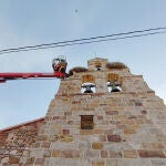 Intervención para rescatar en Entrala (Zamora) una cigüeña atrapada en su nido