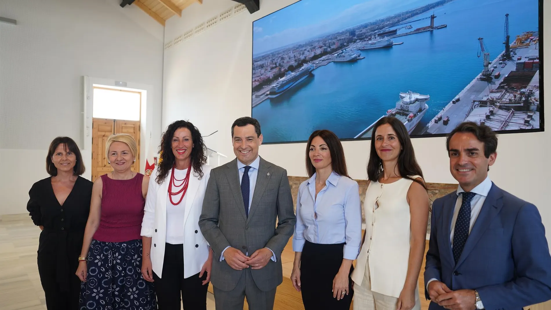 El presidente de la Junta de Andalucía con autoridades locales de Almería