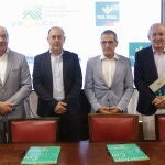 El presidente de la Unión Regional de Cooperativas Agrarias de Castilla y León, Fernando Antúnez, y el presidente de Caja Rural de Zamora, Nicanor Santos, participan en la renovación del acuerdo entre las cajas rurales de Castilla y León y la Urcacyl.