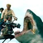 Fotografía cedida por la Academia de Cine donde aparece el director Steven Spielberg (c-abajo), mientras captura un plano del tiburón mecánico 'Bruce', durante el rodaje de la película 'Tiburón', en la isla Martha's Vineyard, en Massachusetts (EE.UU). El desembarco de Spielberg para realizar el rodaje de 'Tiburón', cambió la isla para siempre y con ella, la taquilla internacional. El filme, estrenado el 20 de junio de 1975, hace justo medio siglo, instigó además un miedo colectivo a bañarse en el mar. 