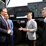 El primer ministro sueco, Ulf Kristersson, y el ministro sueco, Pal Jonson, hablan con representantes de la industria militar alemana en Visby (Gotland)
