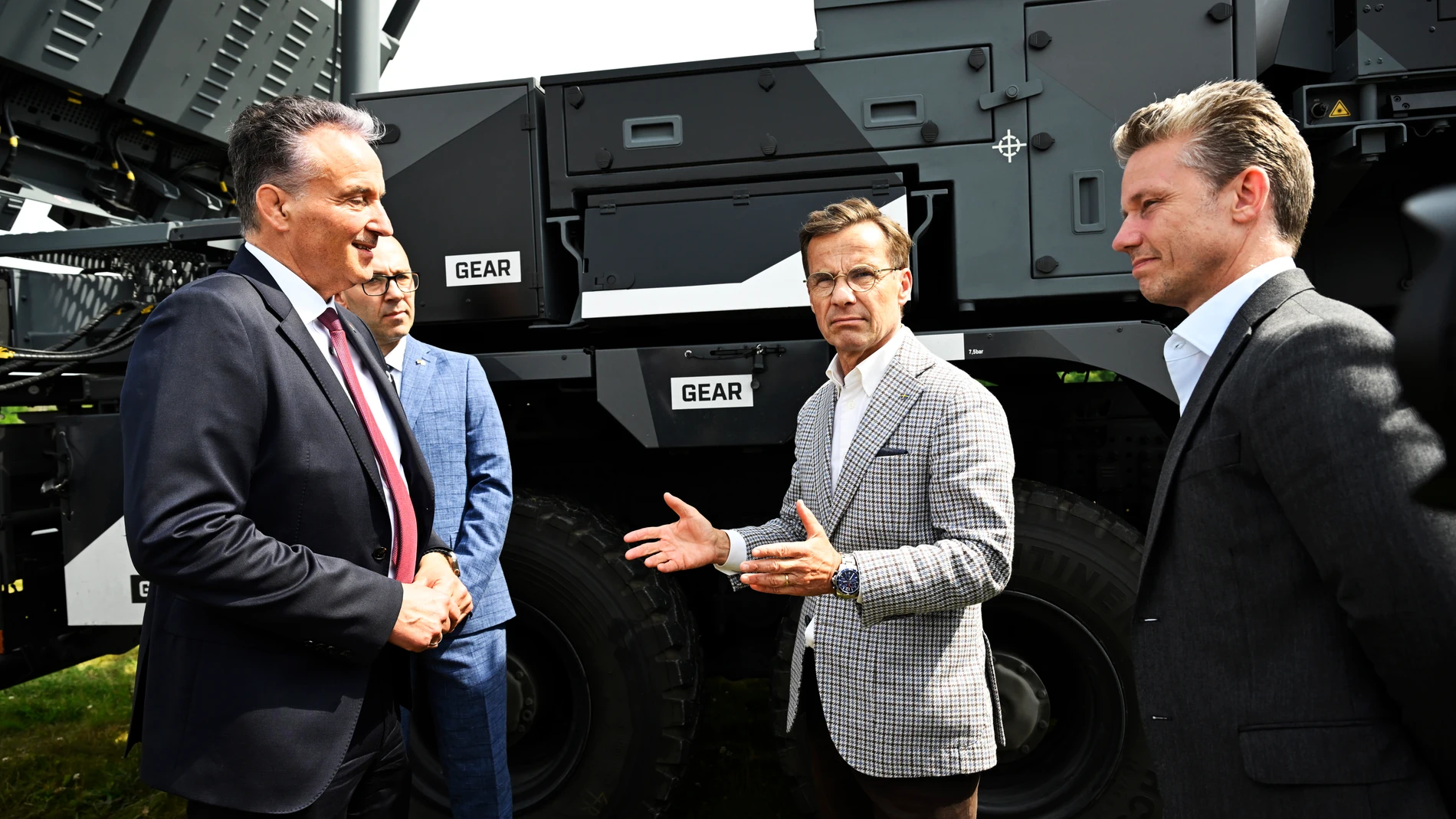 VISBY (Sweden), 23/06/2025.- Helmut Rauch (L), CEO of Diehl Defence, Swedish Prime Minister Ulf Kristersson (2-R), and Minister of Defence Pal Jonson (R) in front of an IRIS-T SLM, a German medium-range air defence system at the Swedish Armed Forces Regiment P18 on Gotland, Visby, Sweden, 23 June 2025. Sweden is purchasing 49 vehicles in the IRIS-T SLM air defense system from Germany. (Alemania, Suecia) EFE/EPA/JESSICA GOW SWEDEN OUT