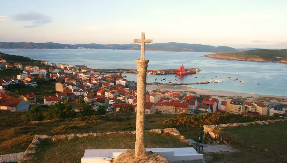 Cruceiro con la villa al fondo.