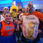Aficionados de los Thunder antes del séptimo partido
