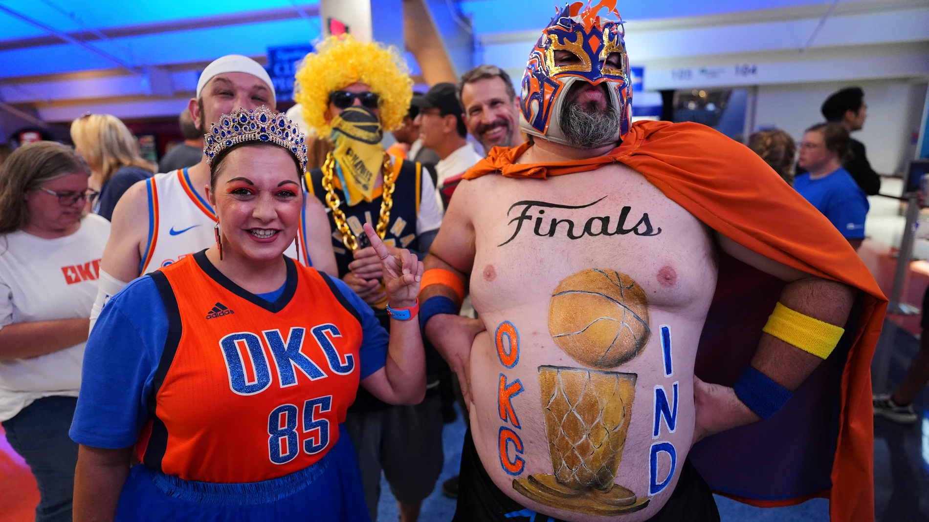 Aficionados de los Thunder antes del séptimo partido