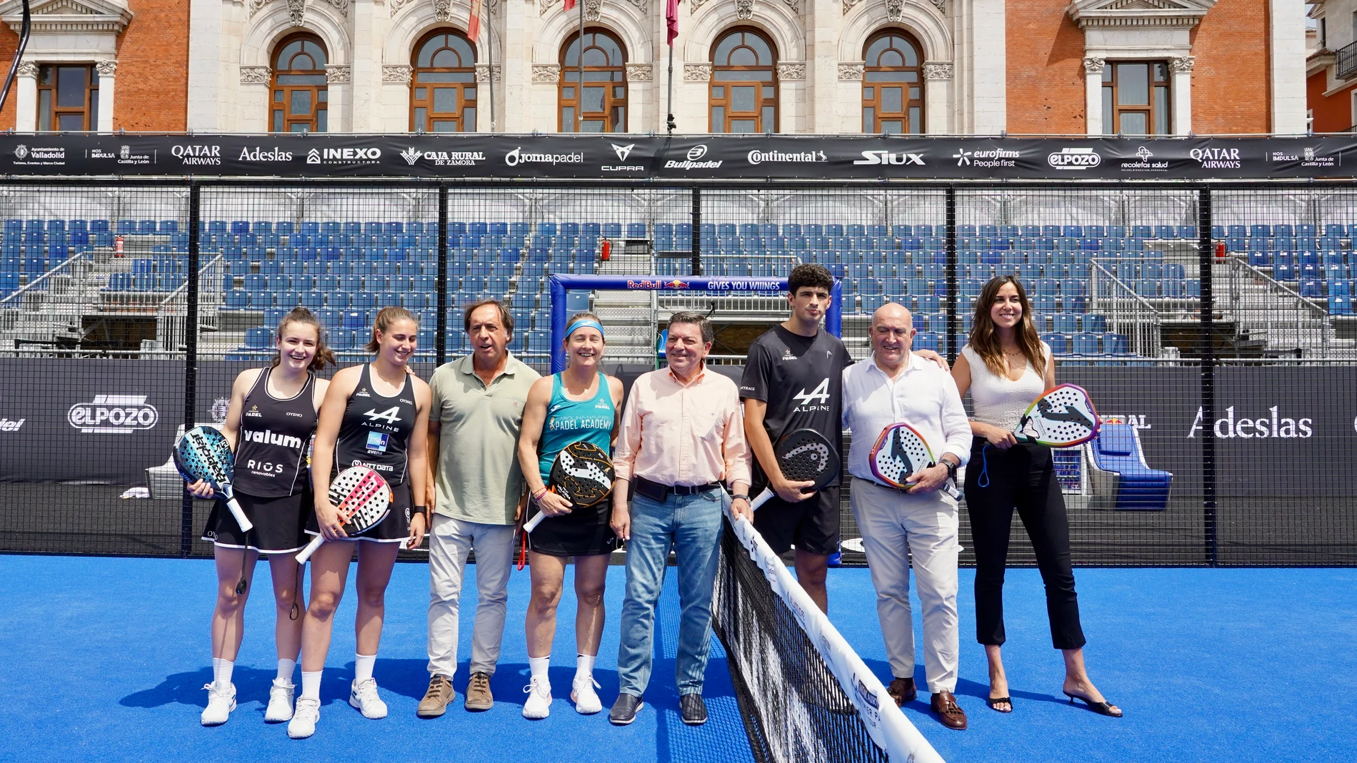 El consejero de la Presidencia, Luis MIguel González-Gago; el alcalde de Valladolid, Jesús Julio Carnero; y la concejala Blanca Jiménez, junto a algunos de los jugadores que participarán en el tornero, entre ellos el número 1, el vallisoletano Arturo Coello