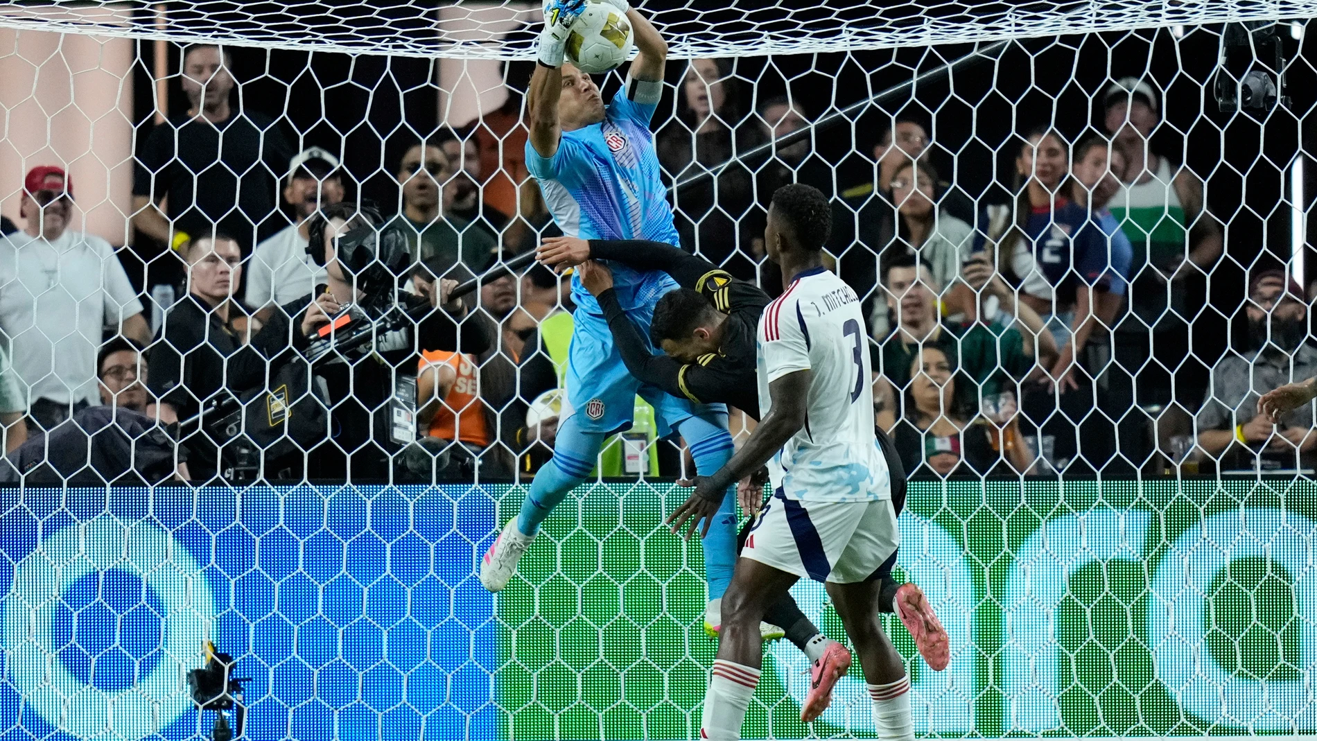 Costa Rica goalkeeper Keylor Navas grabs the ball out of the air against Mexico during a CONCACAF Gold Cup soccer match Sunday, June 22, 2025, in Las Vegas. (AP Photo/John Locher)