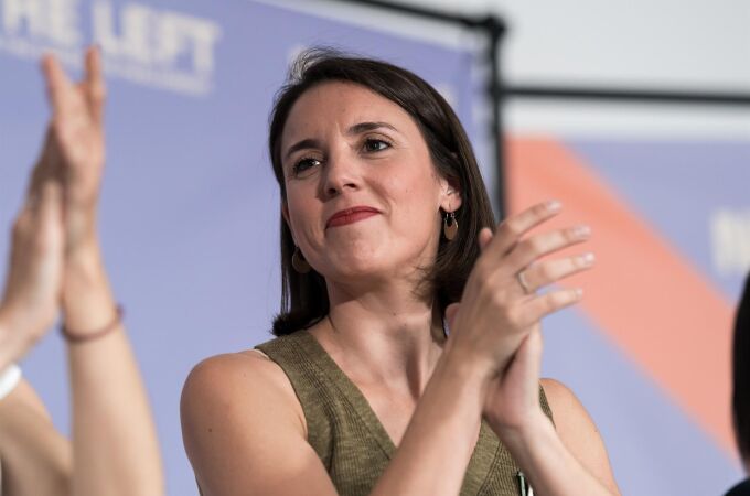 Irene Montero acusa a Sánchez de hacerse "su propia foto de los Azores" con Trump, Meloni y Von der Leyen