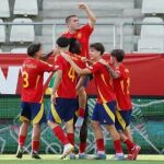 Los jugadores de la sub-19 celebran uno de los goles de Pablo García ante Alemania