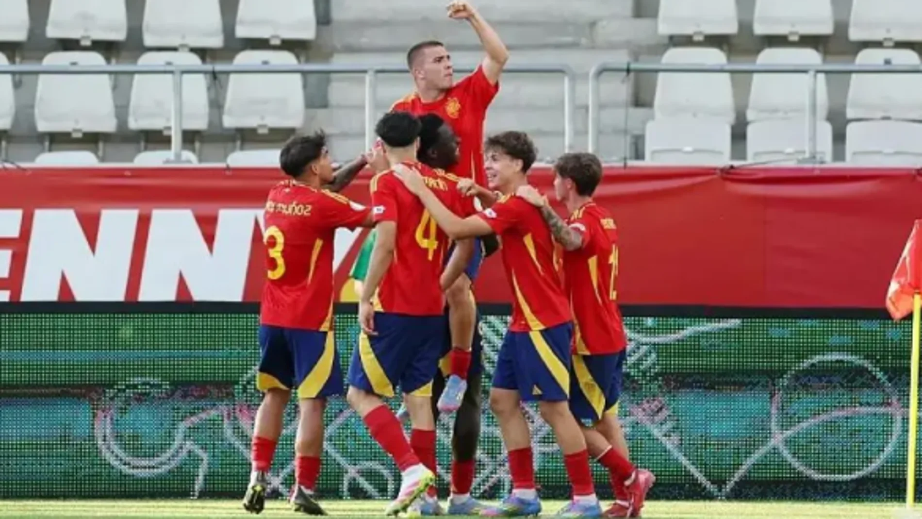 Los jugadores de la sub-19 celebran uno de los goles de Pablo García ante Alemania